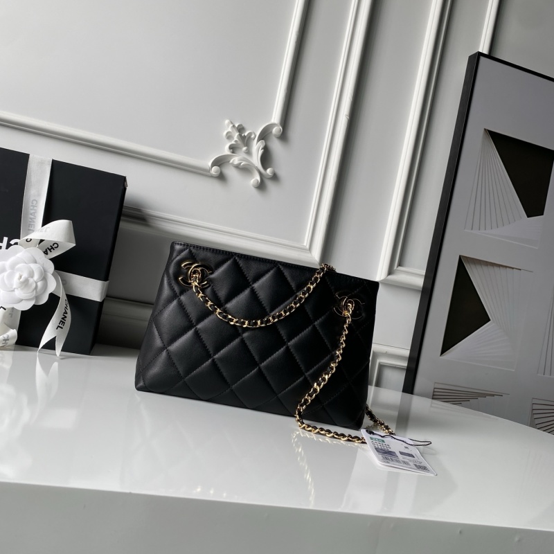 Черная сумка с золотой цепью Chanel
