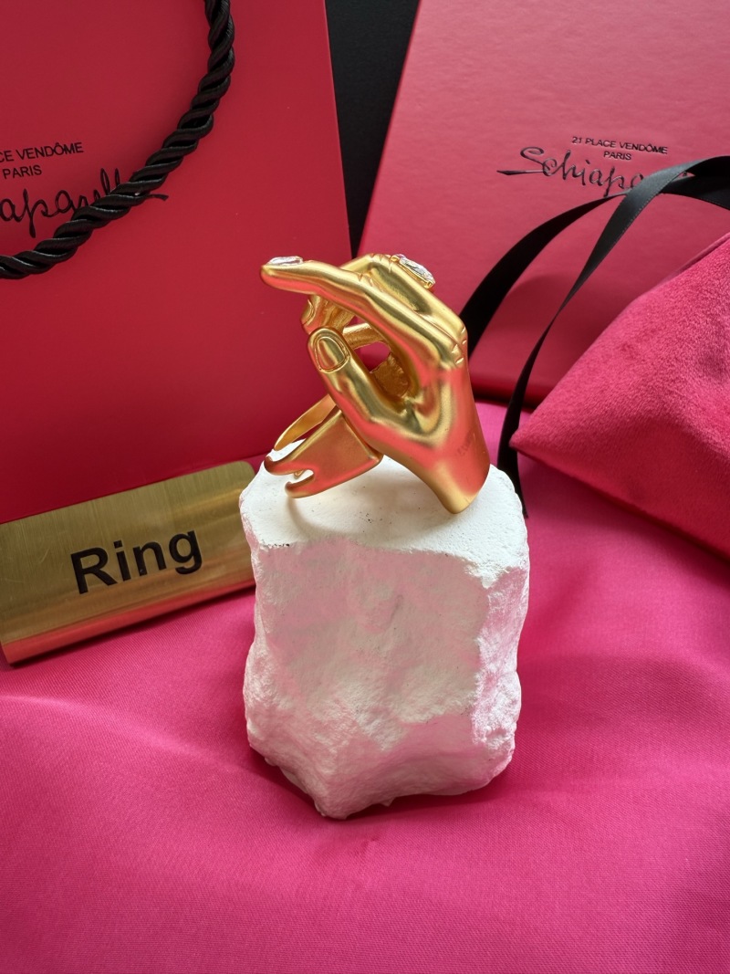 Золотистое кольцо с камнем в дизайне руки Schiaparelli