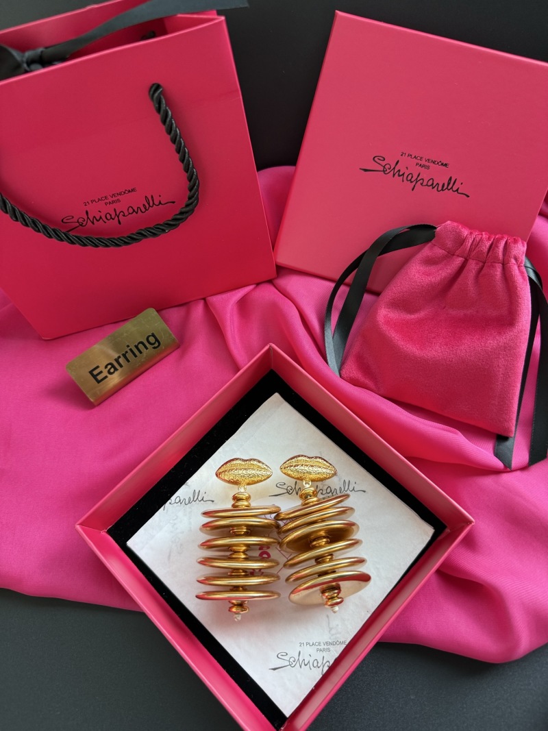 Серьги Schiaparelli в виде губ и стопок дисков