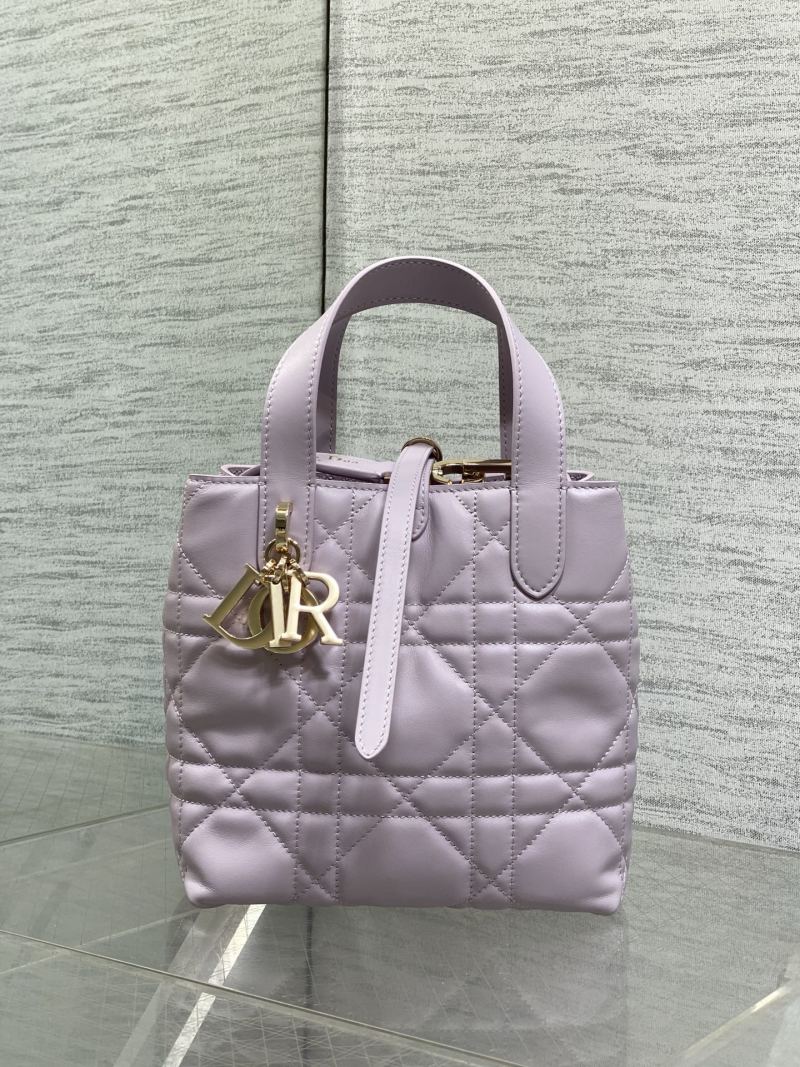 Сумка Dior с крестообразной вышивкой
