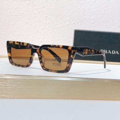 Солнцезащитные очки Prada с тигровой оправой