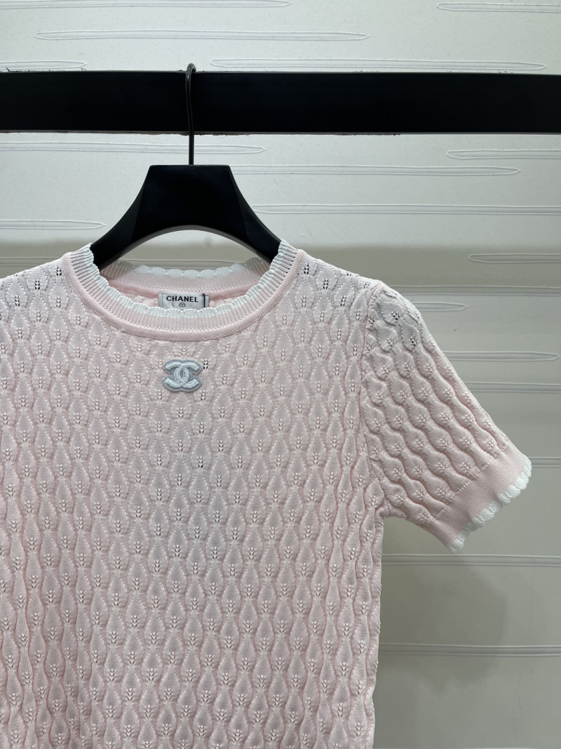 Женский розовый вязаный топ с декоративной эмблемой Chanel
