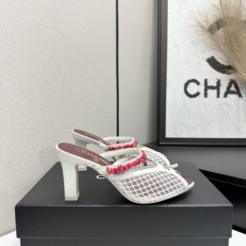 Женские белые сабо на каблуке с красными вставками Chanel