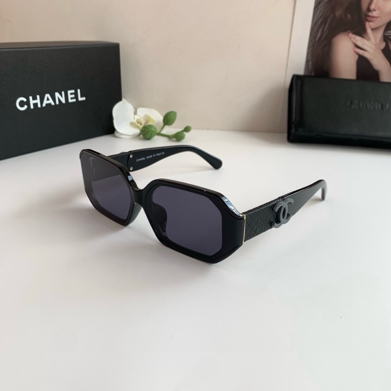 Стильные черные солнцезащитные очки Chanel с геометрической оправой