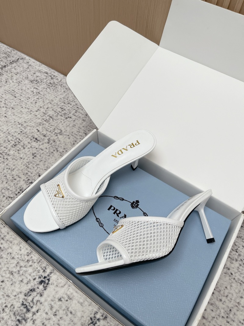 Женские белые сабо Prada с декоративной сеткой и треугольным логотипом