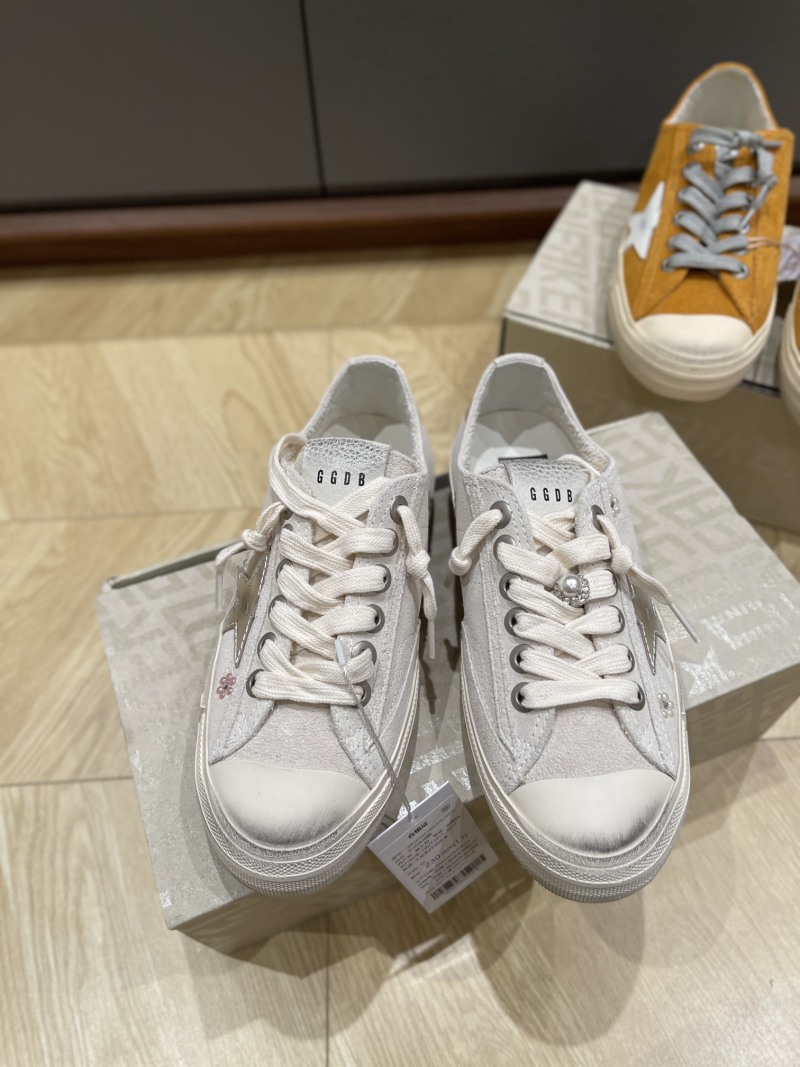 Женские кеды Golden Goose V-Star с эффектом потертости