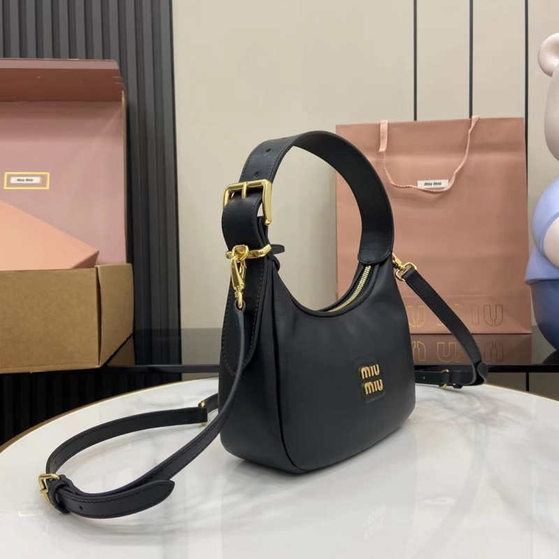 Черная сумка Miu Miu с золотой фурнитурой