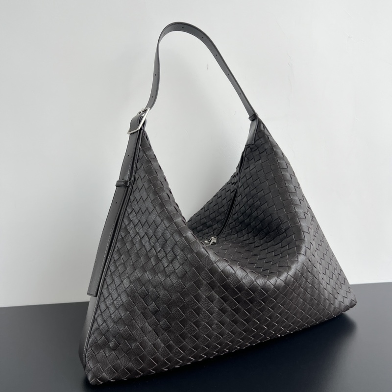 Сумка-хобо Bottega Veneta Traveller из плетеной кожи