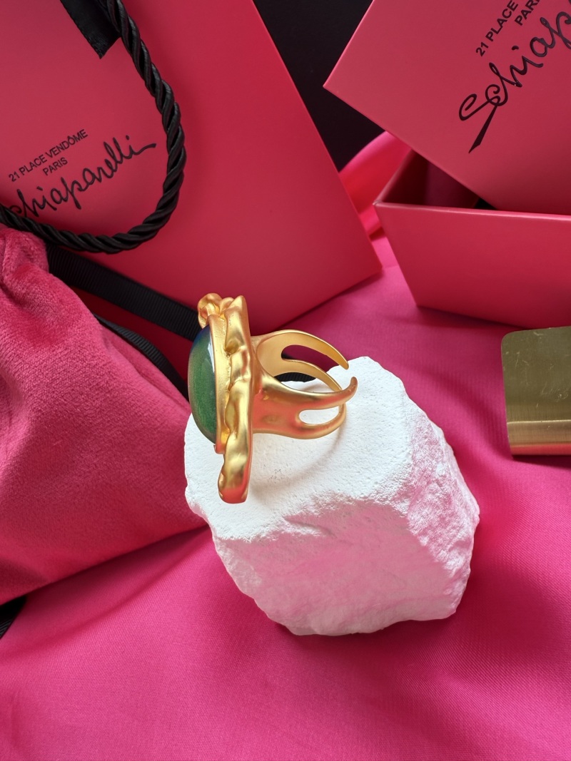 Золотистое кольцо с камнем Schiaparelli