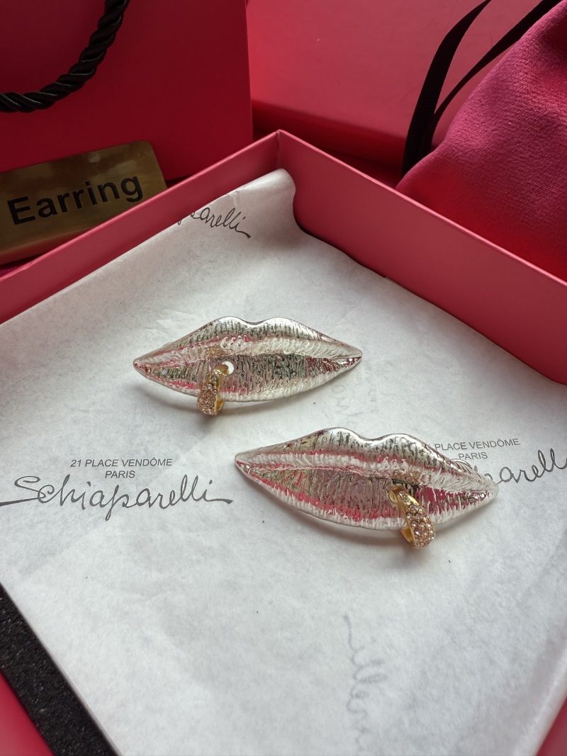 Серьги в виде губ Schiaparelli