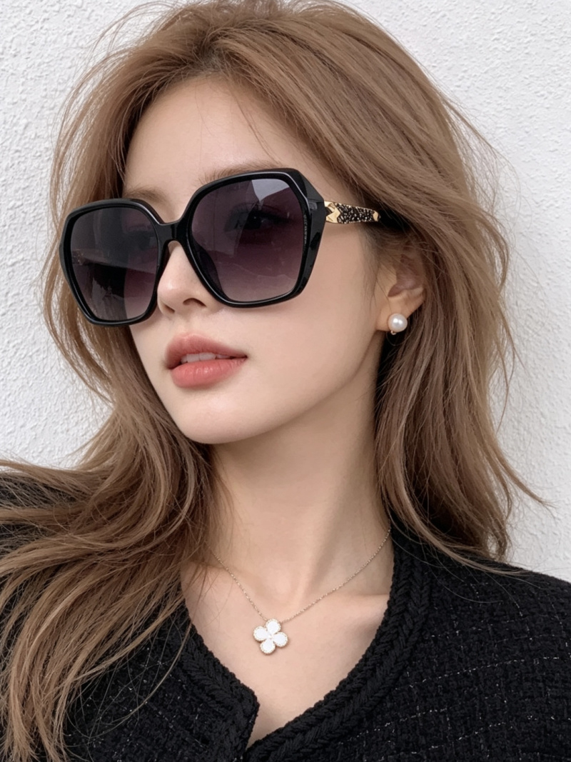 Женские солнцезащитные очки в черной геометрической оправе G5339 Gucci