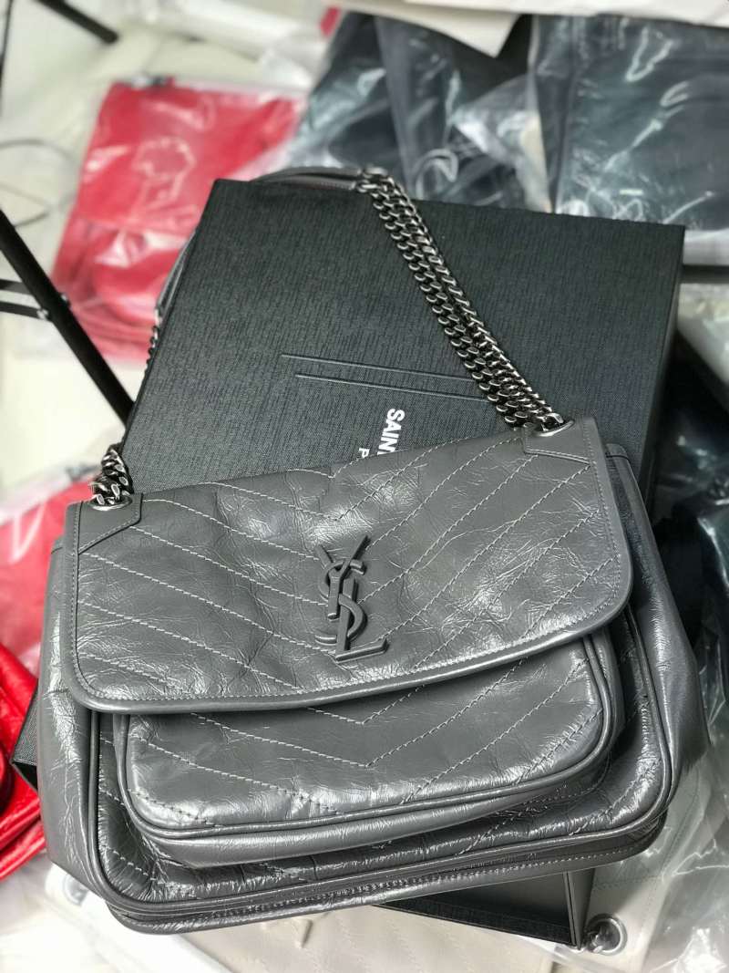 Сумка через плечо YSL Niki из глянцевой кожи со складками (средняя модель) Saint Laurent