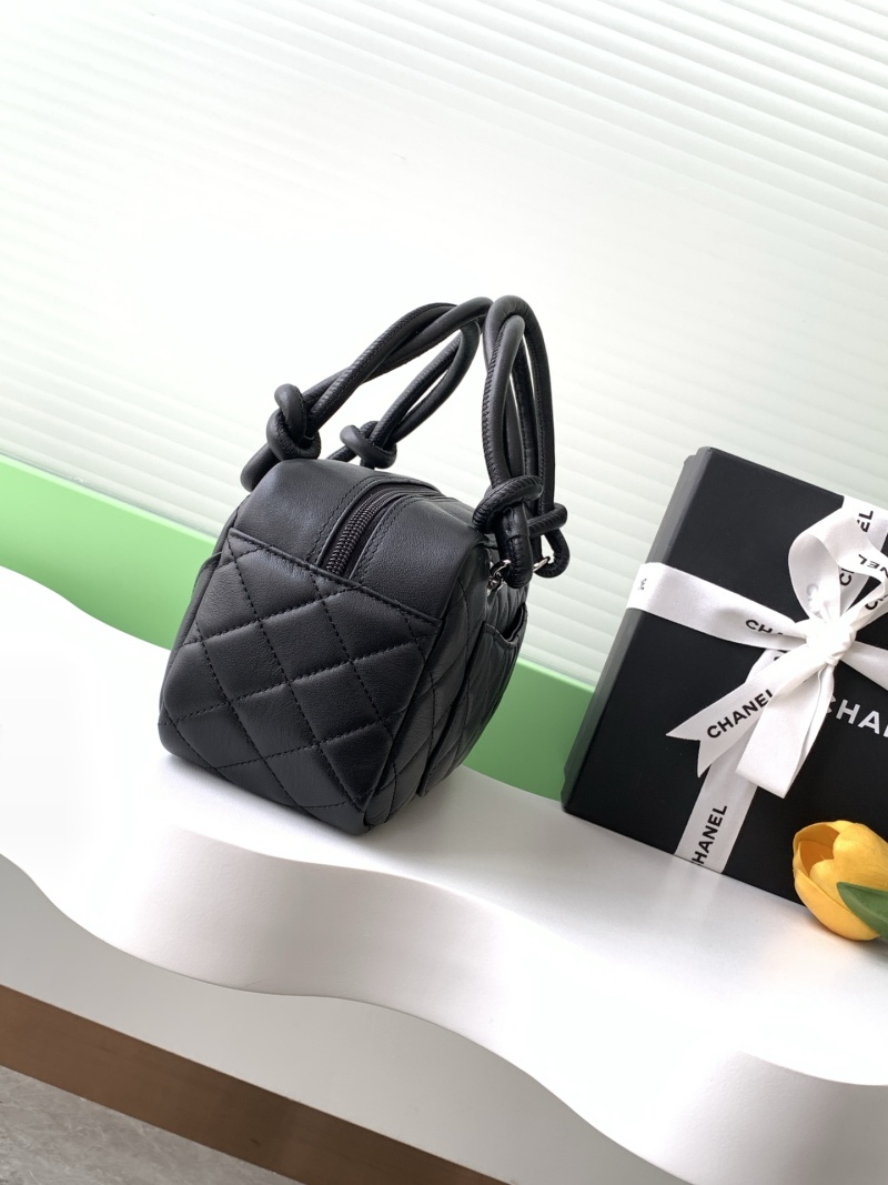 Черная сумка через плечо с логотипом Chanel
