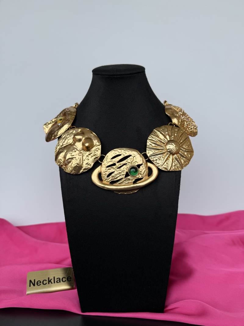 Золотистое колье с декоративными элементами Schiaparelli