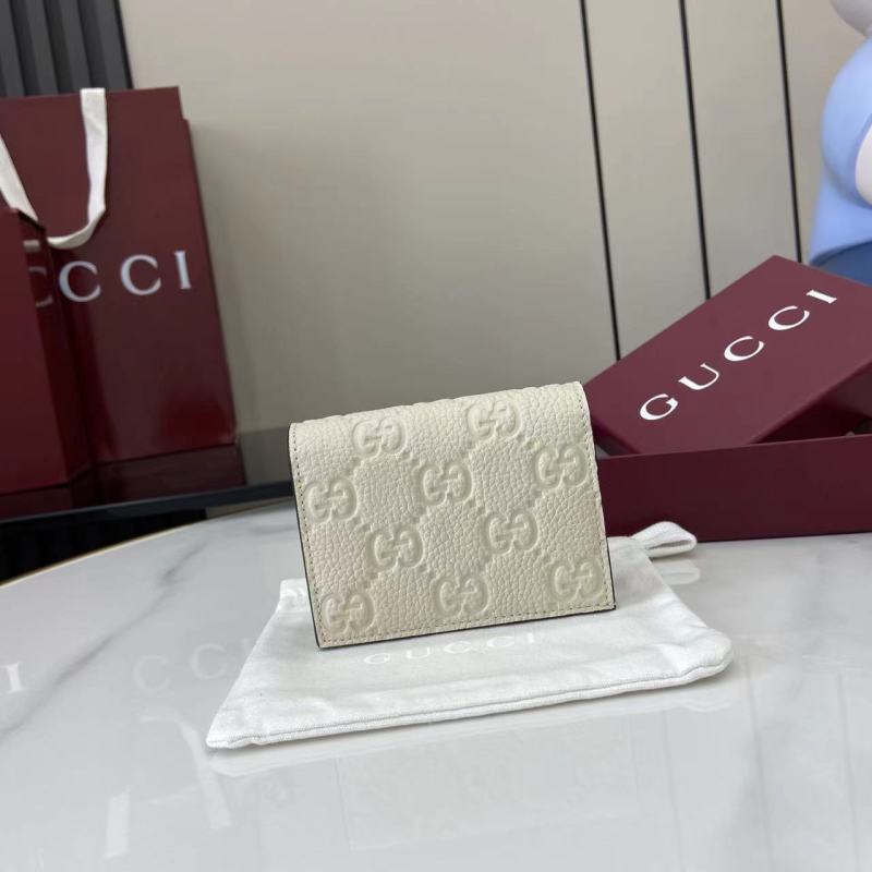 Белое портмоне Gucci с тиснением