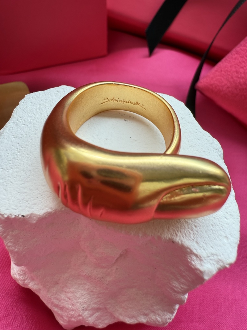 Золотистое кольцо с рельефным дизайном Schiaparelli