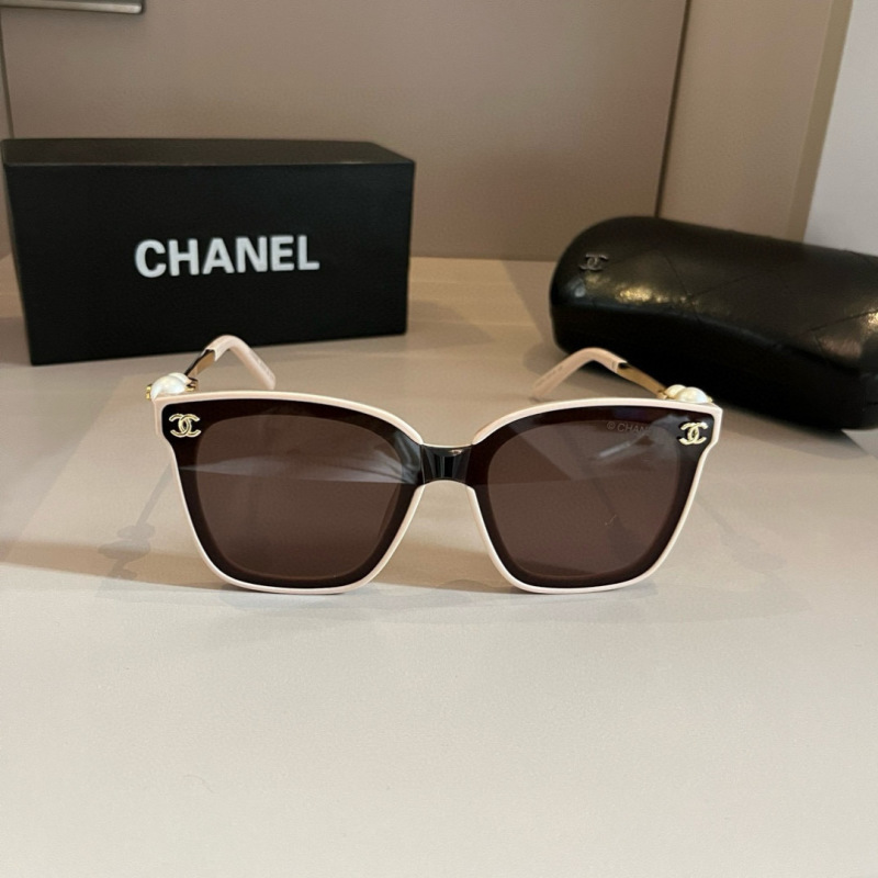 Солнечные очки Chanel белые с жемчугом