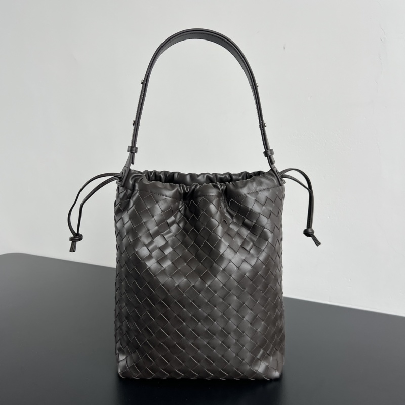 Плетеная сумка-ведро Bottega Veneta, черный цвет