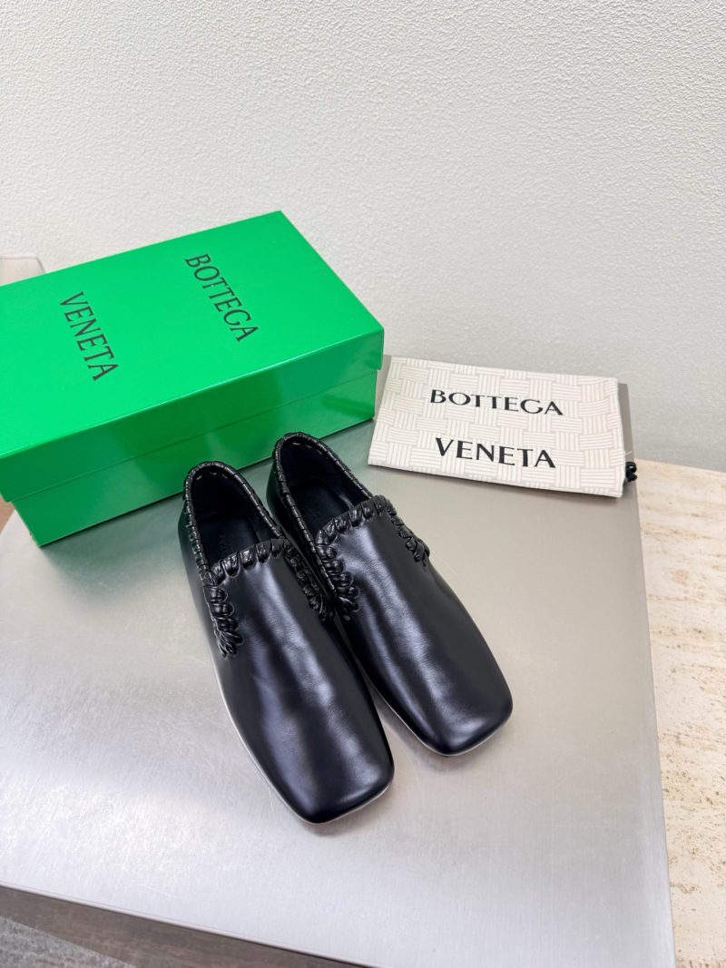 Женские кожаные лоферы с плетеным декором Bottega Veneta