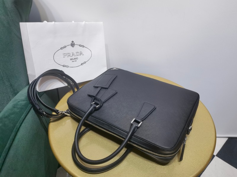 Черный кожаный портфель Prada Saffiano