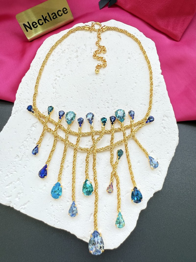 Нарядное колье с кристаллами Schiaparelli