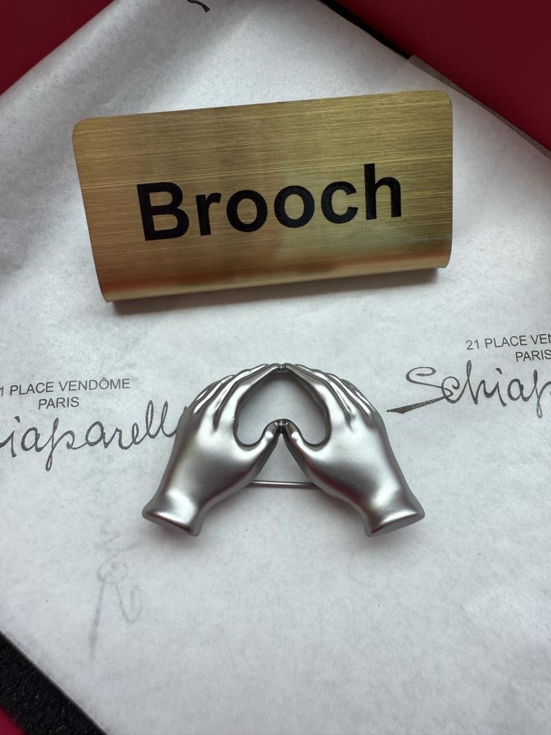 Брошь в виде двух рук Schiaparelli