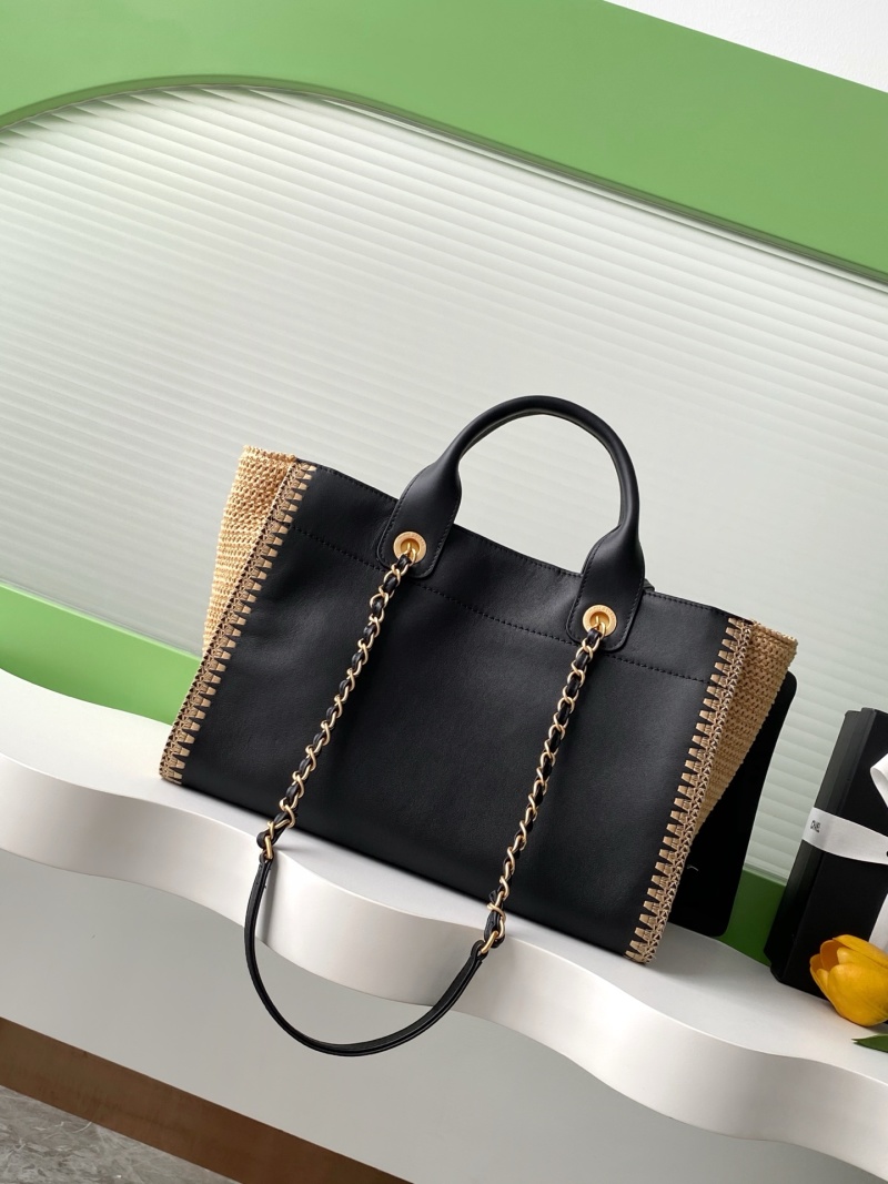 Чёрная пляжная сумка с плетением и золотистым логотипом Chanel