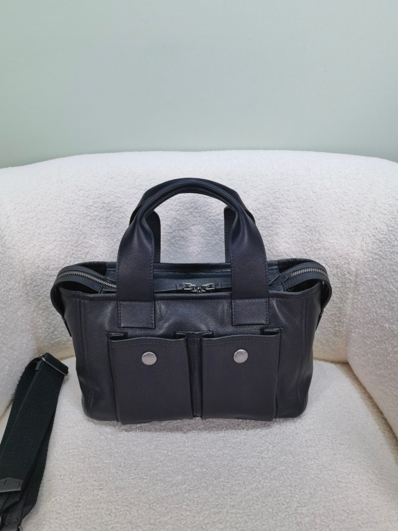 Чёрная сумка Prada с пряжкой