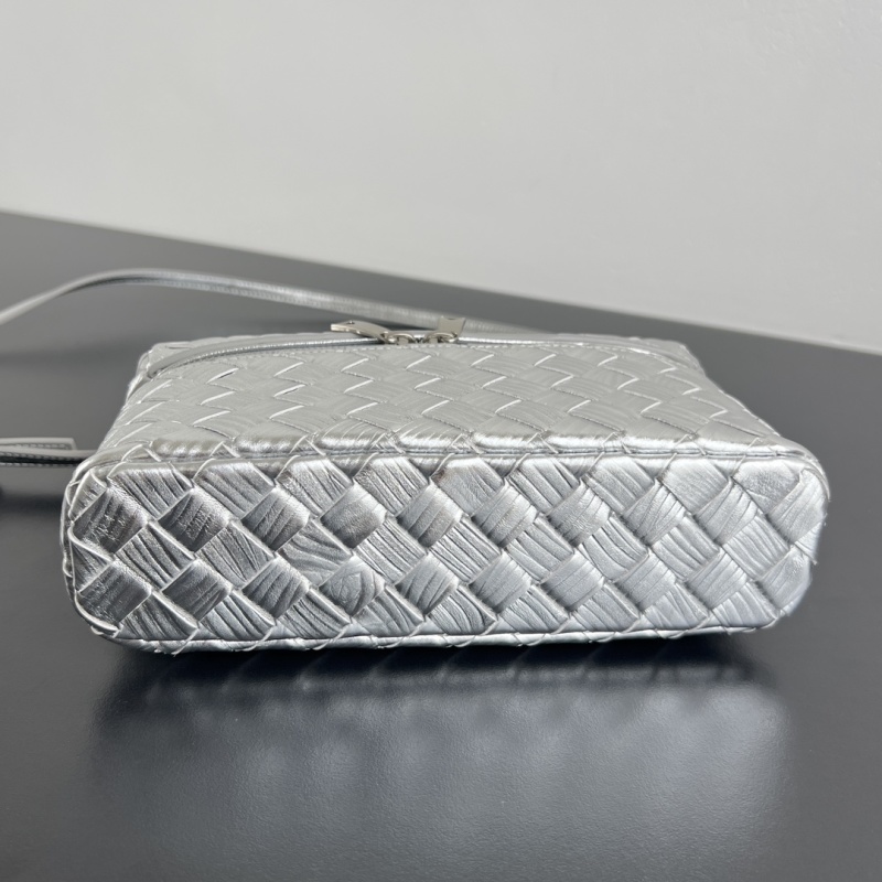 Косметичка Bottega Veneta с плетением и ручкой