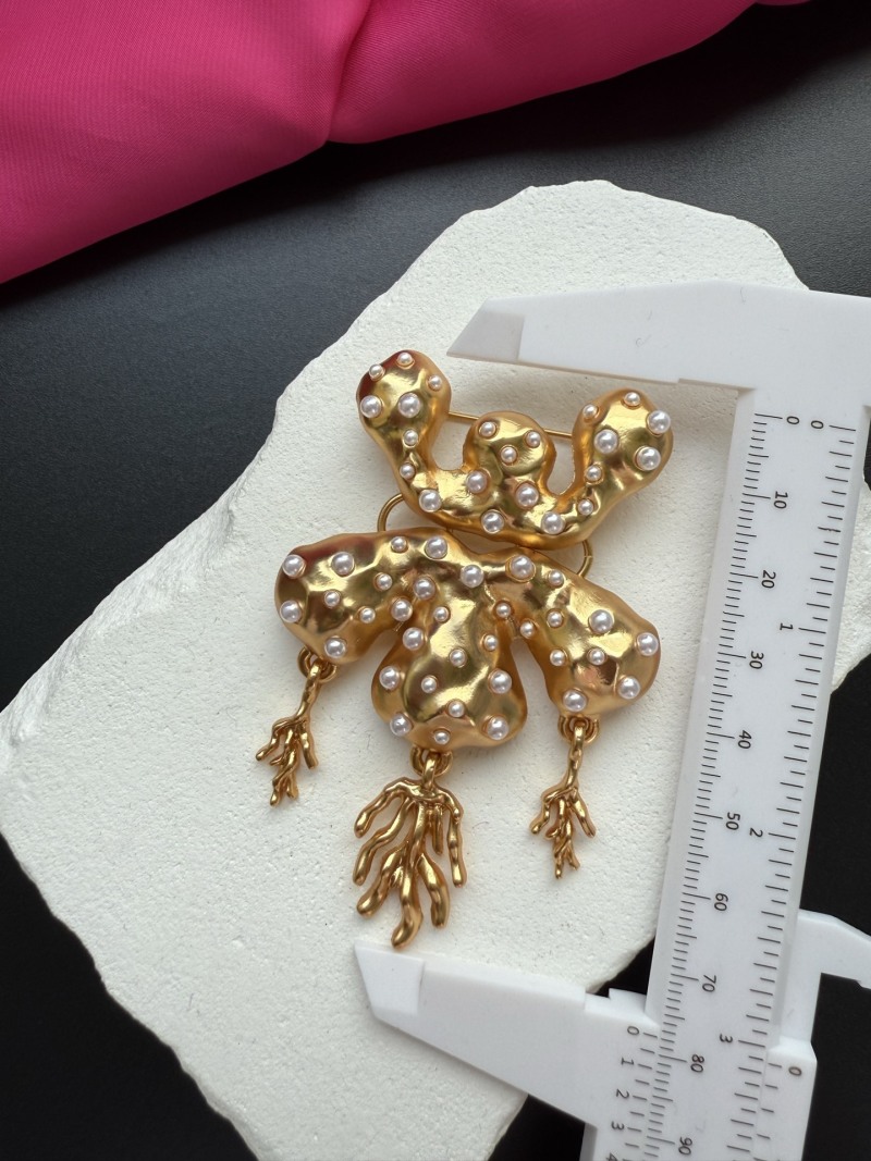 Брошь Schiaparelli в виде лягушки