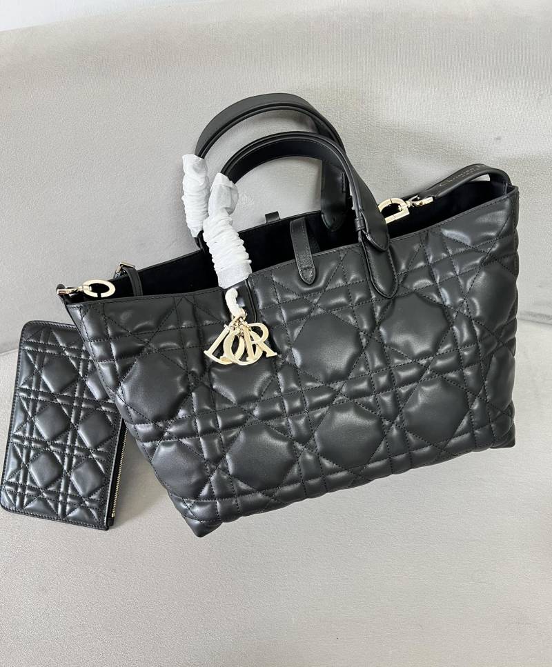 Черная кожаная сумка со стеганым узором и декоративным брелоком Dior