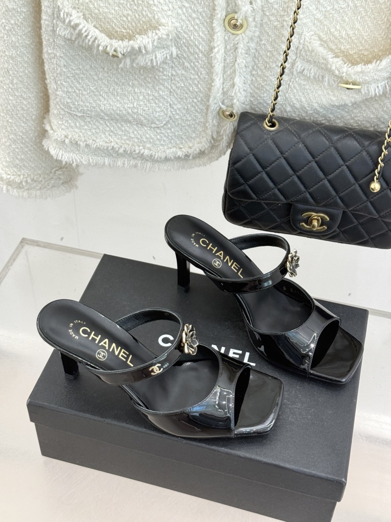 Женские черные лаковые мюли с каблучком и цветочным декором Chanel