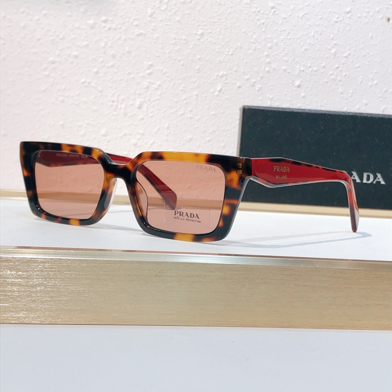 Солнцезащитные очки Prada с тигровой оправой