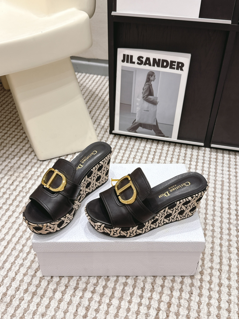 Женские сандалии Dior с золотым логотипом