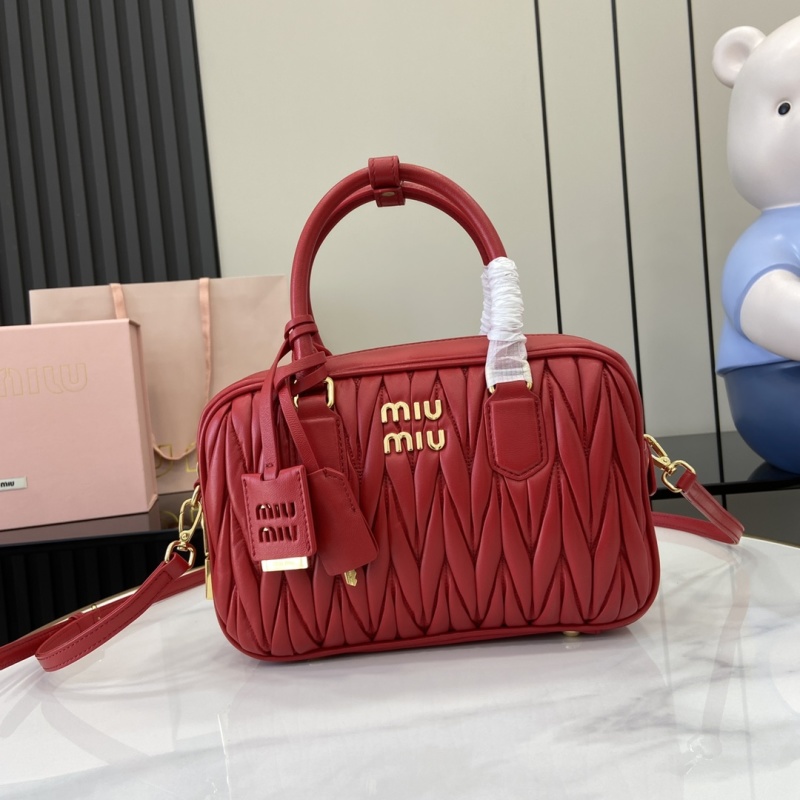 Сумка Miu Miu красного цвета с ручкой