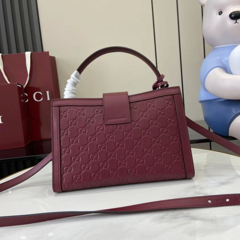 Женская сумка Gucci с золотой фурнитурой