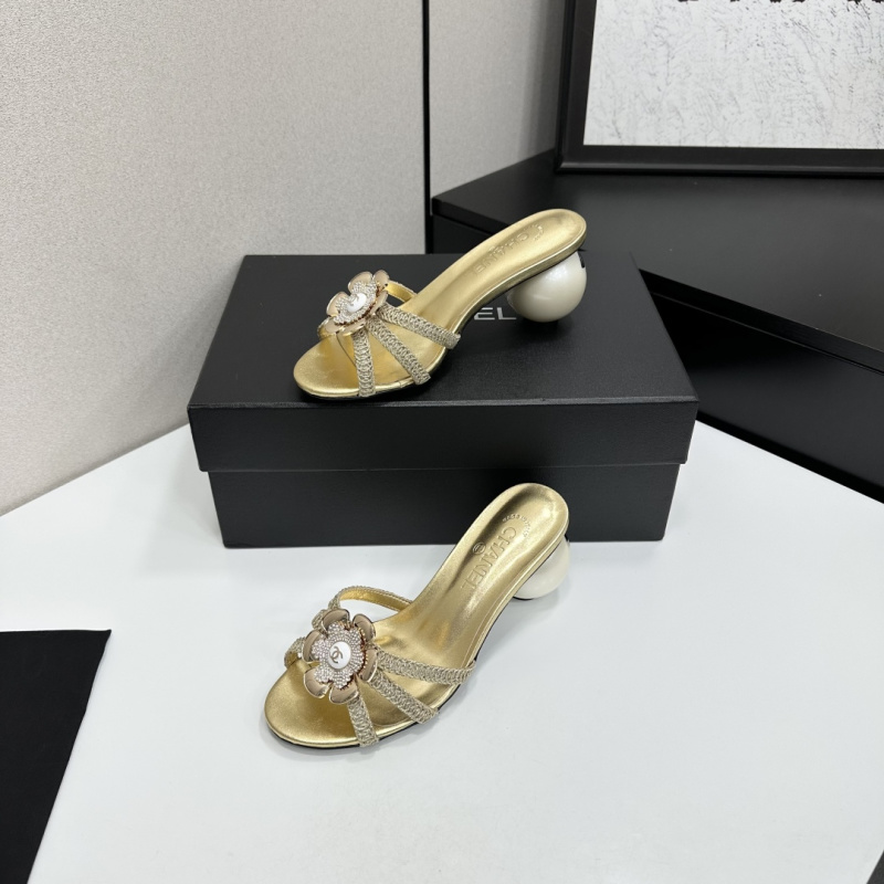Женские сабо золотистого цвета с шаровидным каблуком и декором Chanel