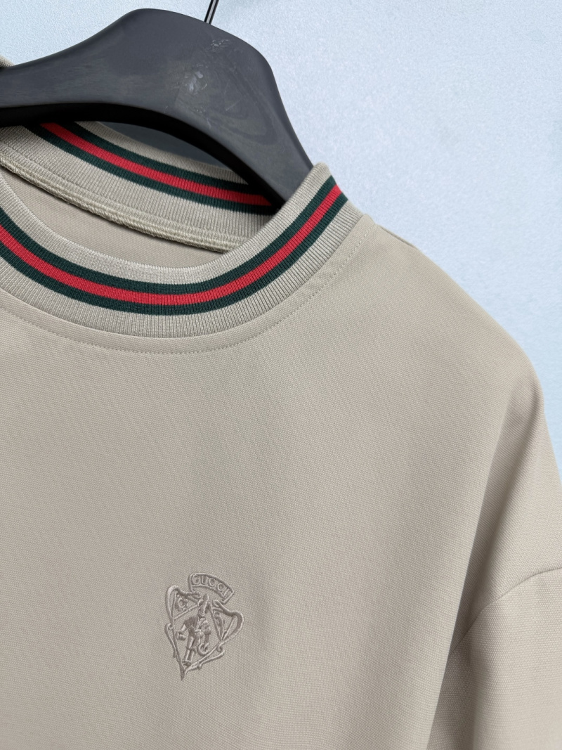 Костюм Gucci с красно-зелёной полоской