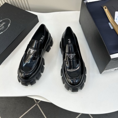 Мужские лоферы Prada лаковые на массивной подошве