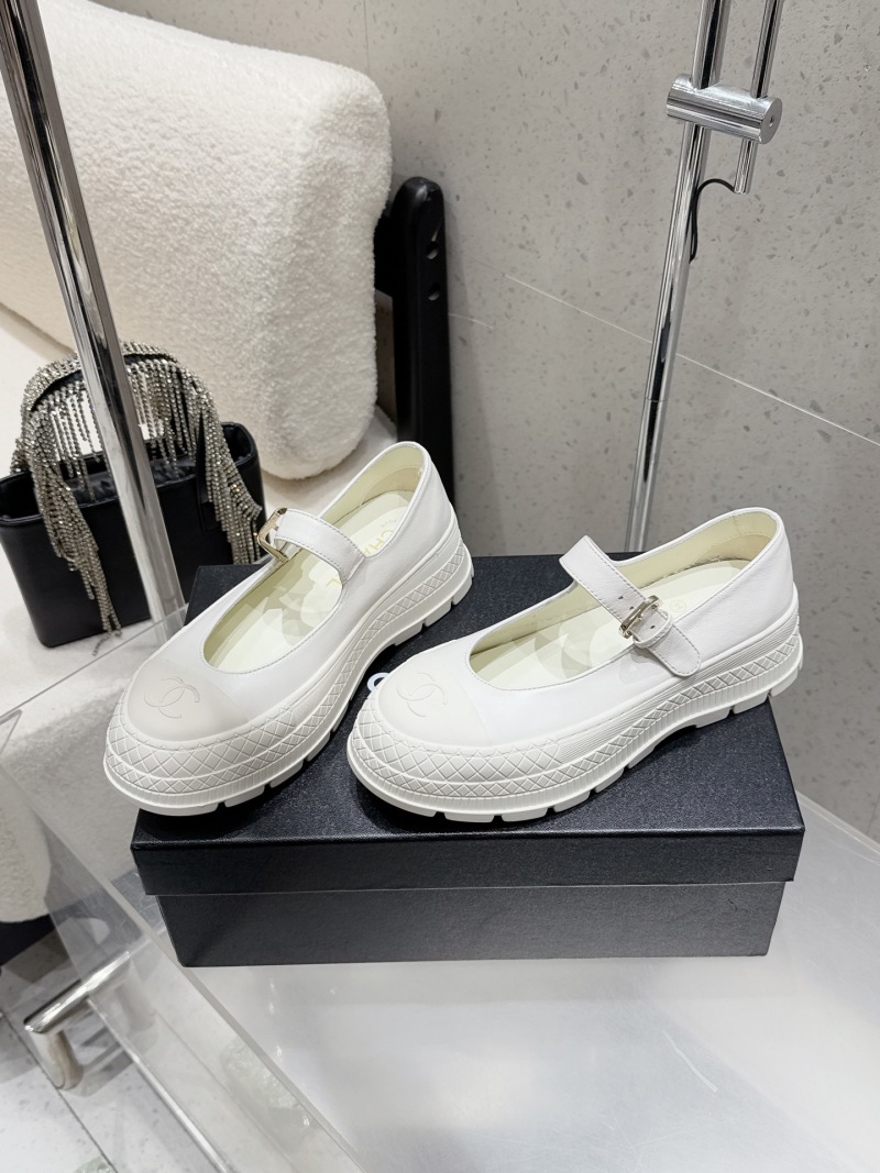 Женские туфли белого цвета с декоративным ремешком и узорчатой подошвой Chanel