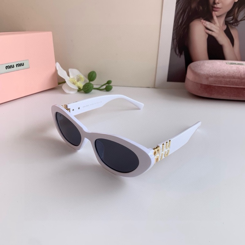 Белые женские солнцезащитные очки с золотым логотипом Miu Miu