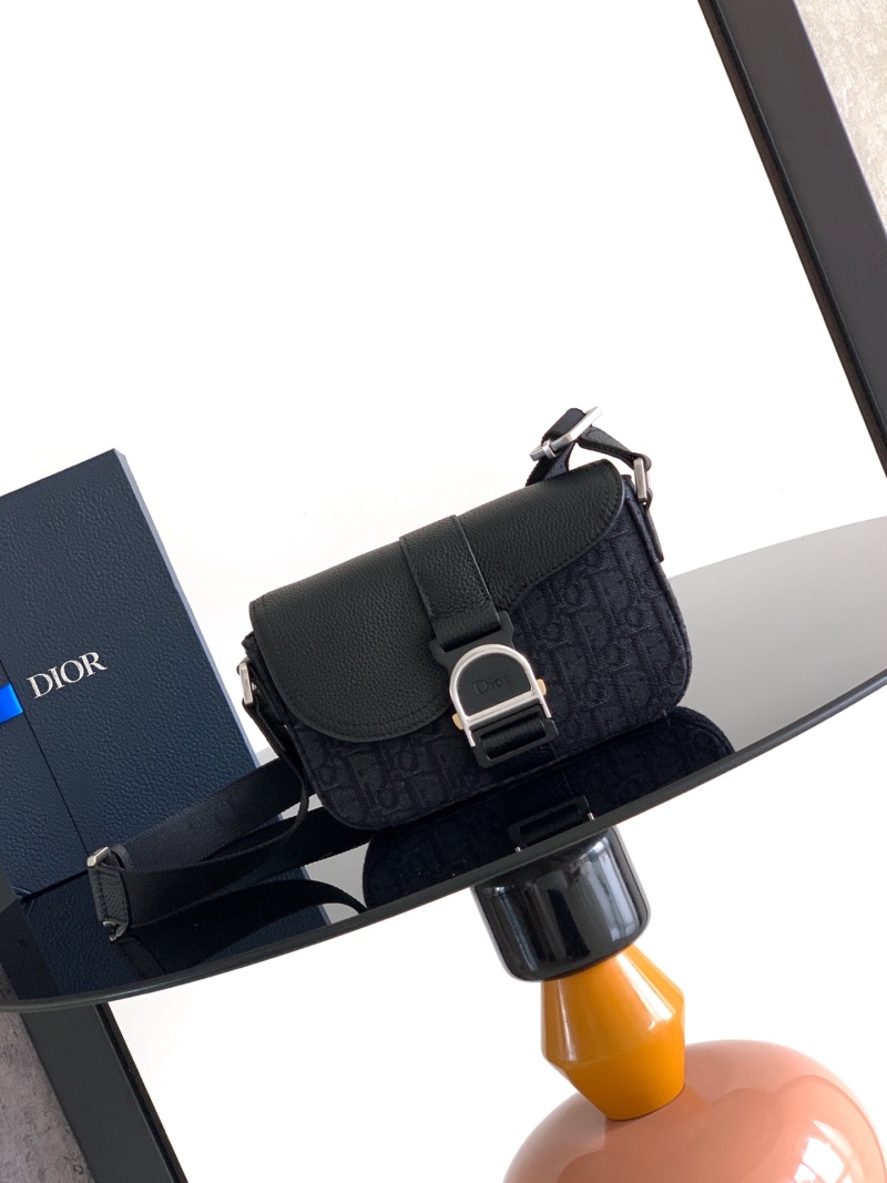 Черная сумка Dior Saddle с ремнем