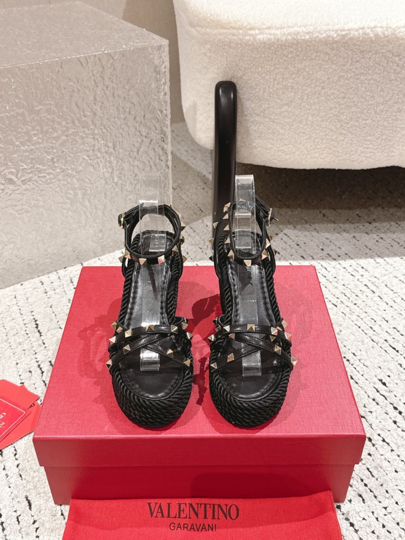 Женские черные босоножки Valentino с заклепками на платформе Valentino Garavani