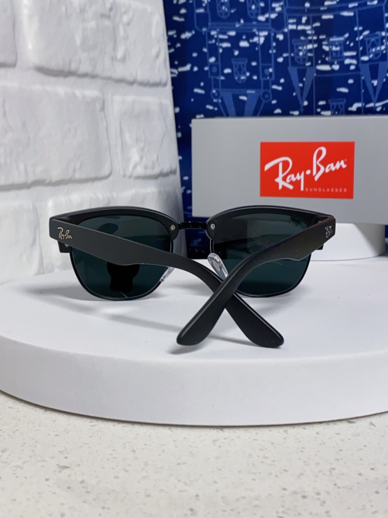 Солнцезащитные очки Ray-Ban в черной оправе