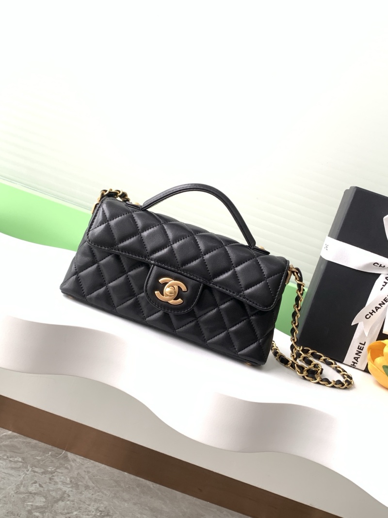 Черная стеганая женская сумка с золотистым декором Chanel