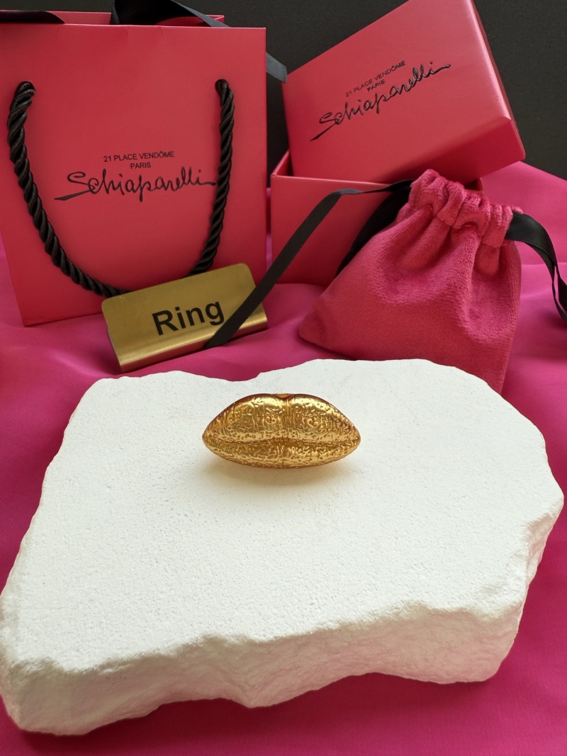 Золотистое кольцо в форме губ Schiaparelli
