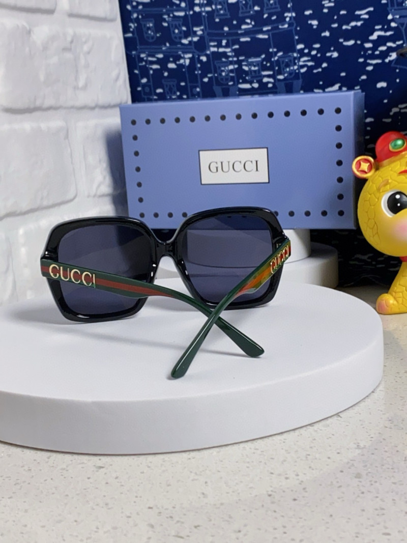 Солнцезащитные очки Gucci черные