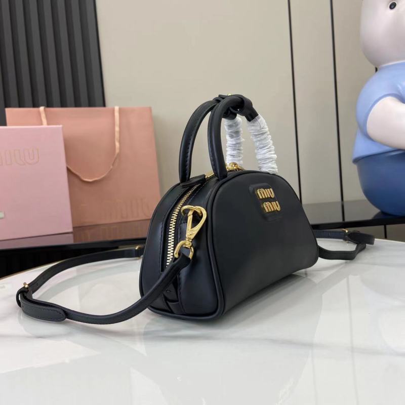 Черная сумка Miu Miu с золотым логотипом
