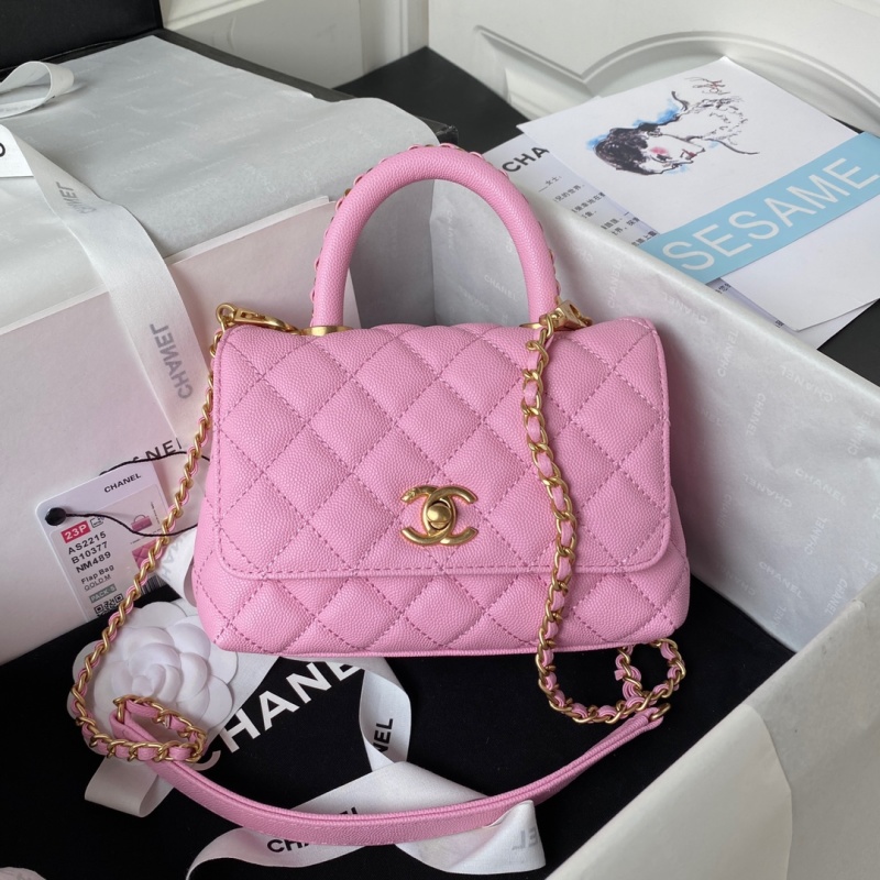 Розовая сумка Chanel с ручками и цепью