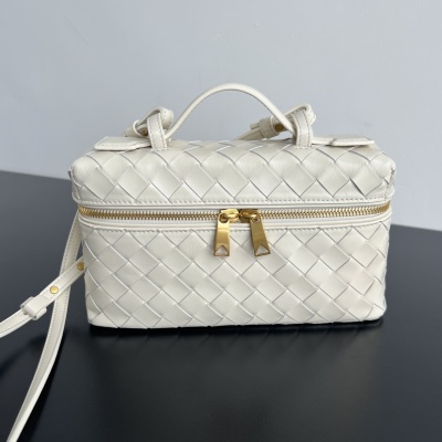 Плетеная косметичка Bottega Veneta